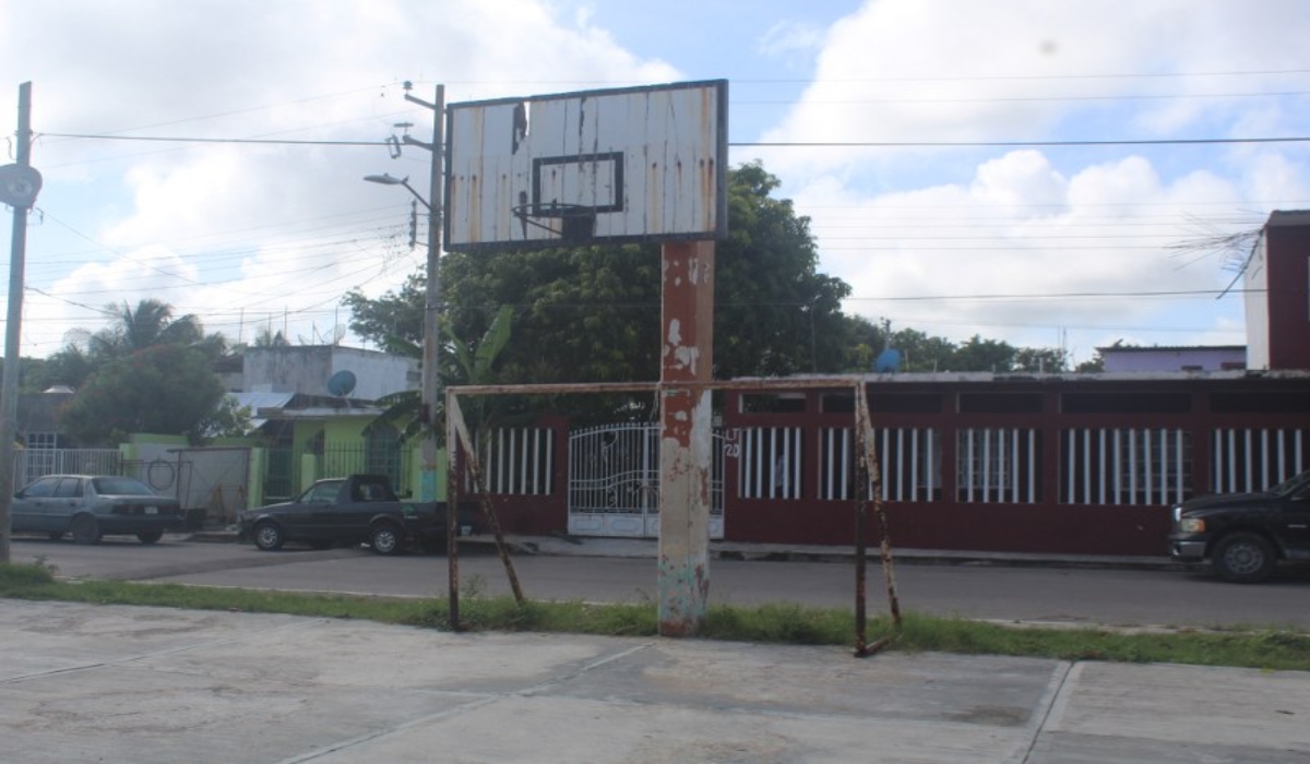 La corrosión ha dañado las dos canastas que hay para jugar basquetbol. Foto: Manuel Collí.