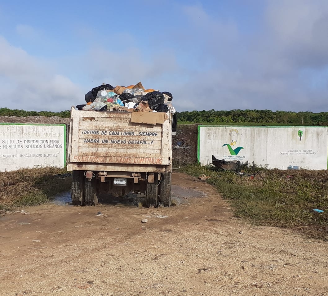 El día de ayer se envió una maquinaria pesada para remover toda esa basura y llevarla hasta el fondo del predio. Foto: Lusio Kauil