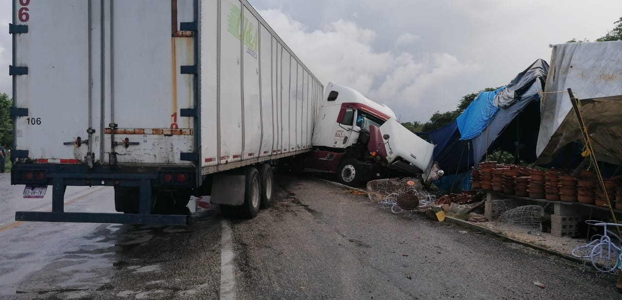 La unidad quedó atravesada sobre toda la vía Federal y generó un intenso tráfico en la zona. Foto: Ricardo Jiménez