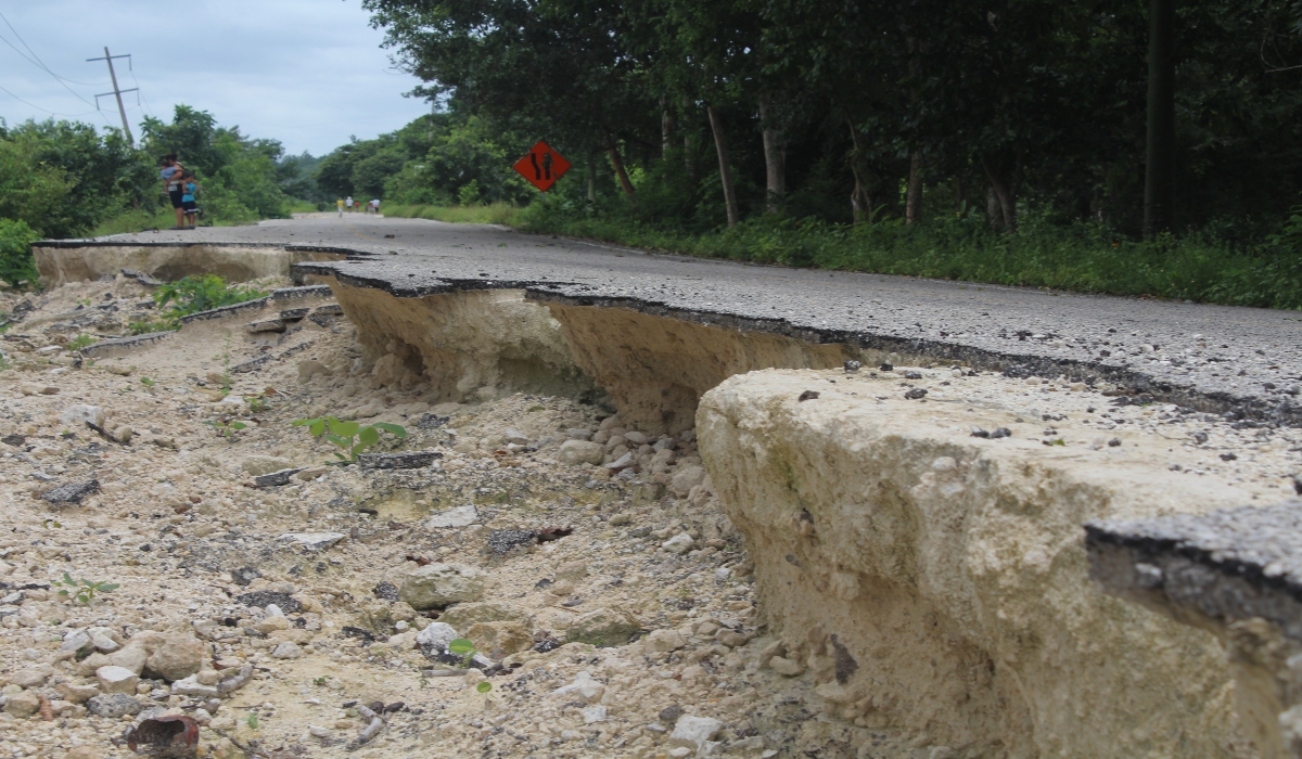 Parte de la infraestructura carretera de Quintana Roo resultó dañada tras el paso de los fenómenos meteorológicos. Foto: Eric Castillo.