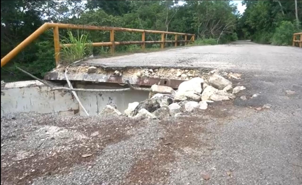 Habitantes de comunidades rurales del municipio de Bacalar, aseguraron que el ayuntamiento se deslindó de las reparaciones de los daños ocasionados a los caminos por la Tormenta Tropical Cristóbal. Foto: Abraham Cohuó
