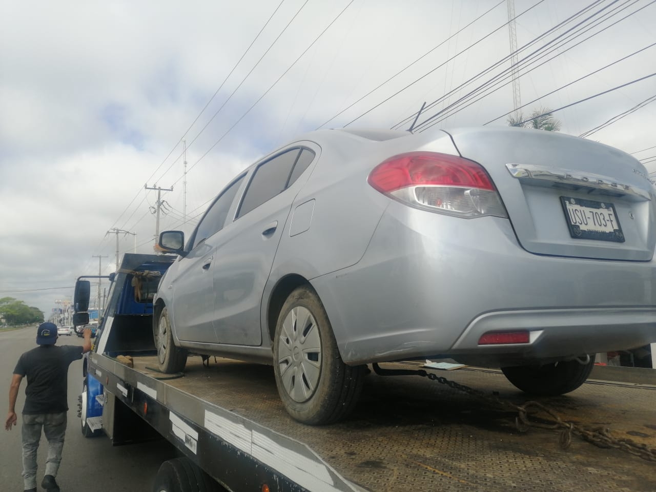 Conductor impacta a otro vehículo en avenida Insurgentes de Chetumal