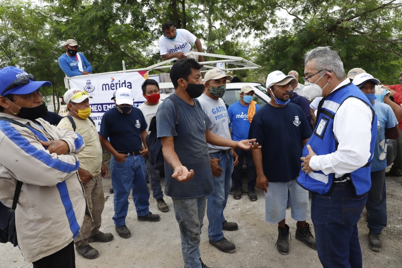 El funcionario, que esperaba la llegada del alcalde, se puso sumamente nervioso y no supo que responder. Foto: Martín Zetina