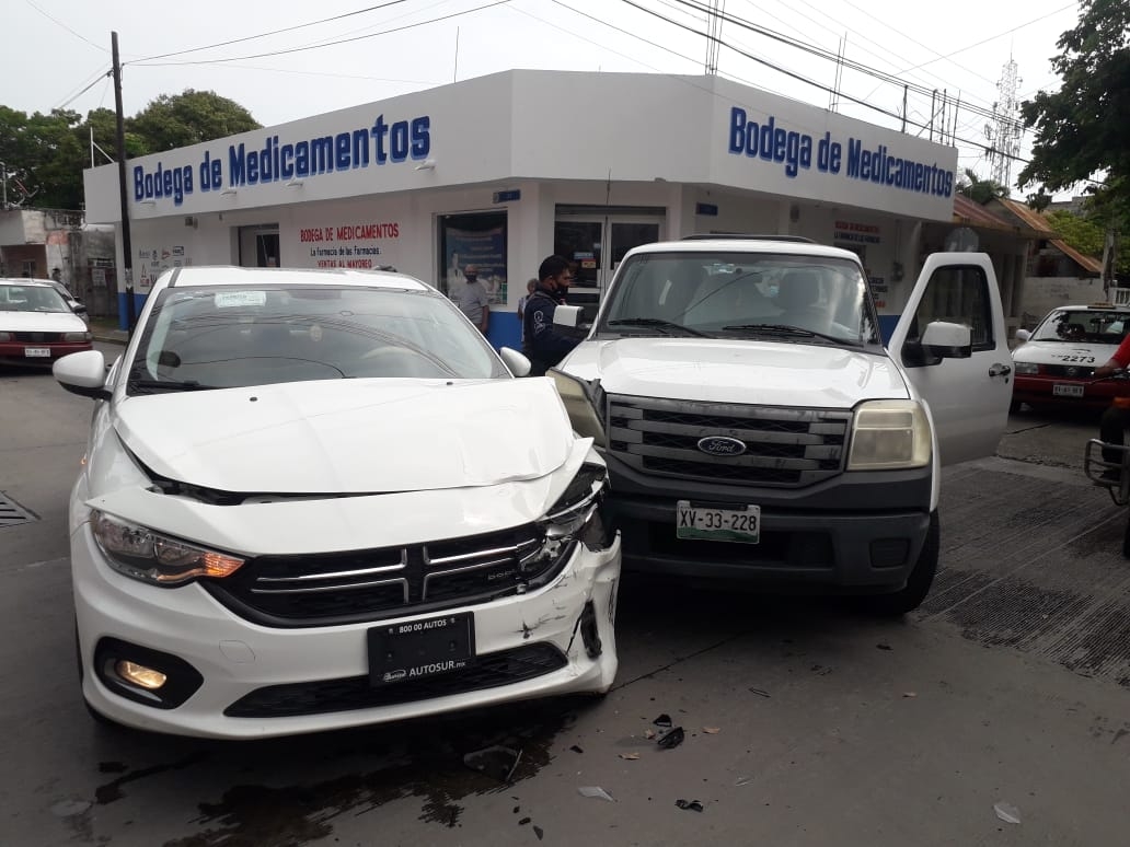 Conductor se vuela el alto y ocasiona daños cuantiosos en Ciudad del Carmen