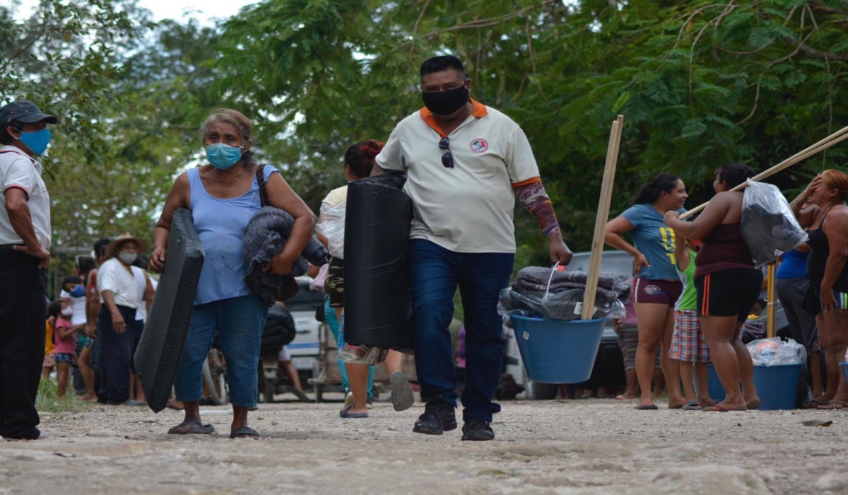 Entregan despensas y artículos de protección en colonias irregulares de Cancún