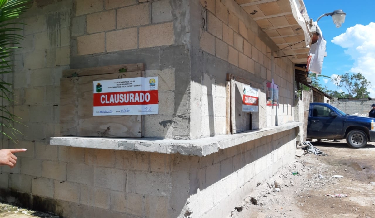 Tres personas fueron arrestadas y se colocaron sellos de clausura en el sitio. Foto: Romana Mora.