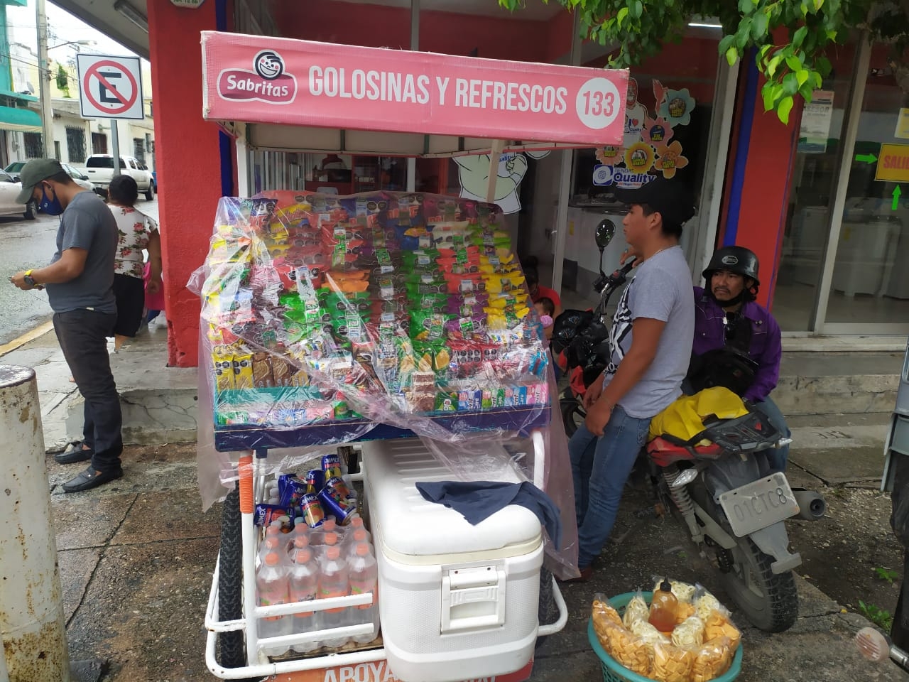 Pandemia y lluvias azotan economía de dulceros ambulantes de Ciudad del Carmen