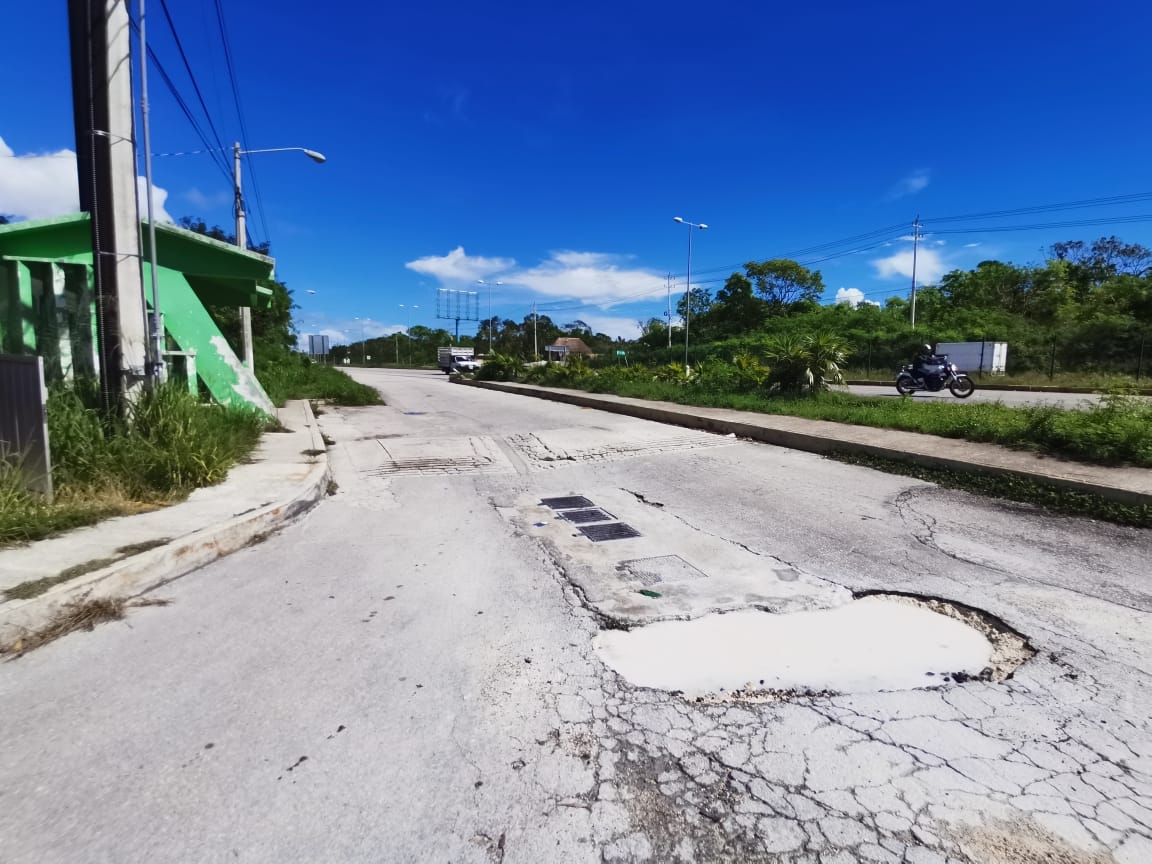 Los pobladores señalaron que el transporte público para a la mitad de la carretera federal exponiéndolos a un accidente Foto: Brian Lara