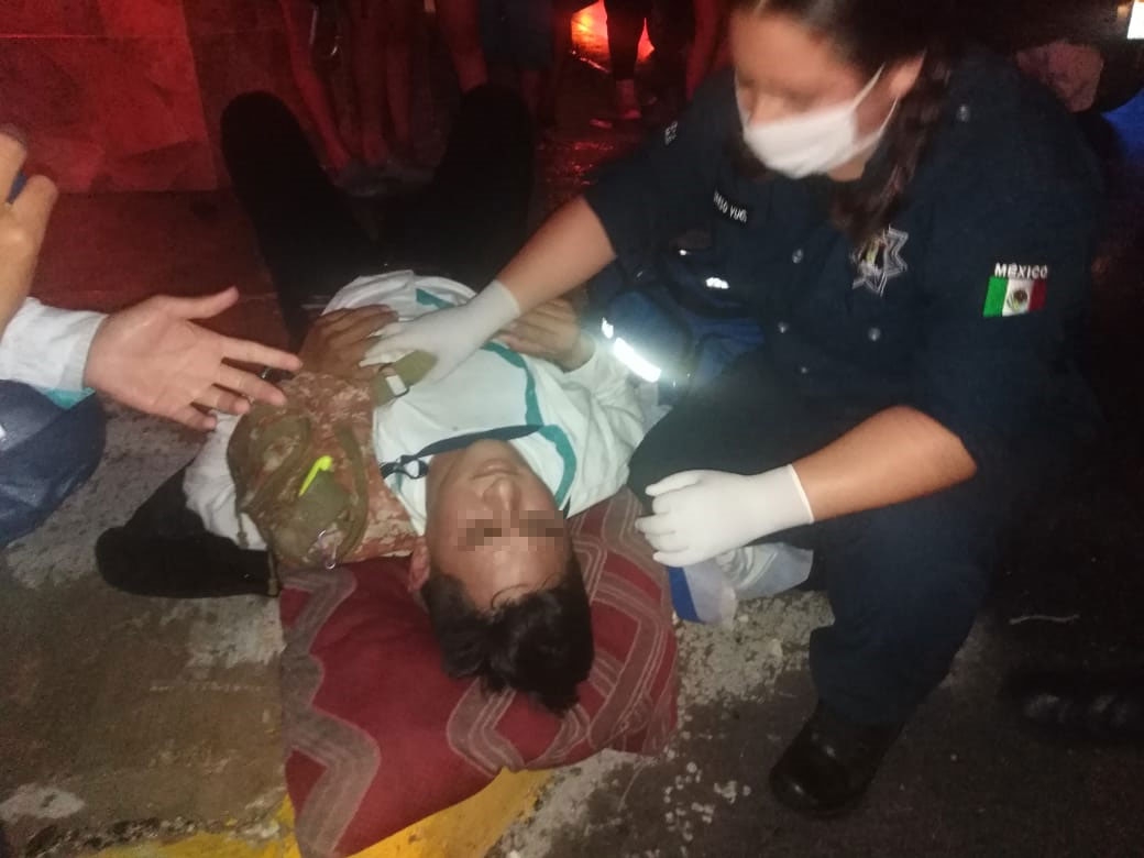 El conductor fue trasladado a un hospital para su atención médica Foto: Julio Jiménez