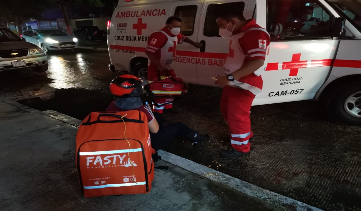 Repartidora de comida resulta lesionada tras derrapar en Ciudad del Carmen