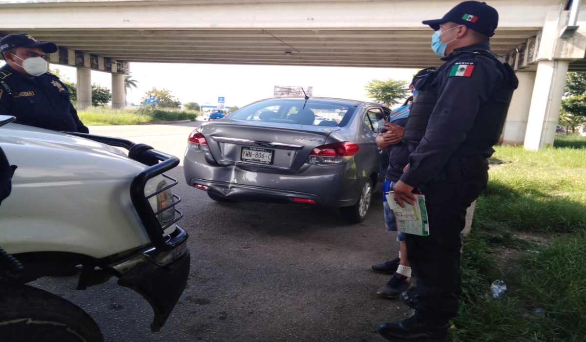 Camioneta choca contra un automóvil en el Periférico de Mérida