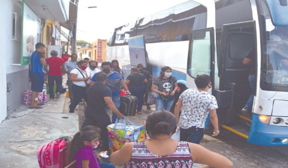 La estación de camiones de Sabancuy reporta mayor movilidad. Foto: Jorge Jiménez.