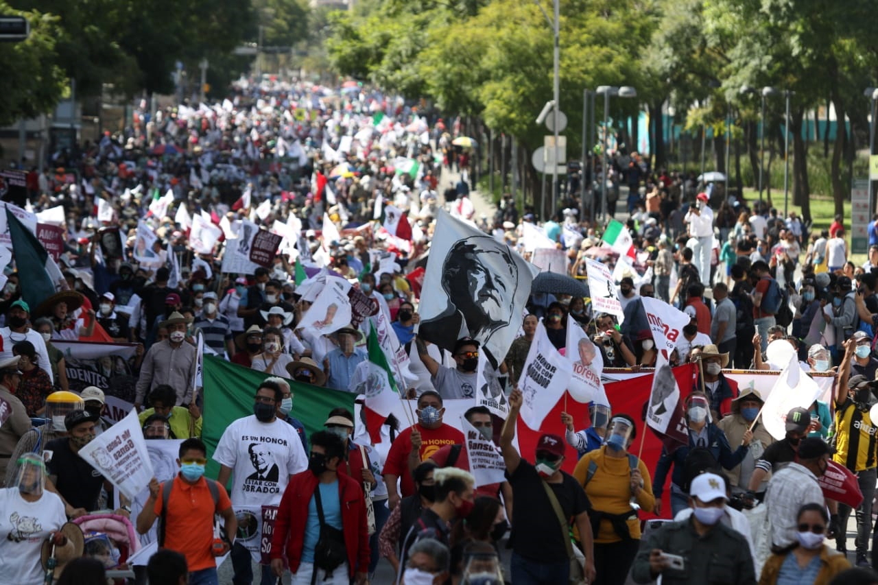 Marchan en apoyo a AMLO y 'arrestan' a expresidentes (FOTOS)