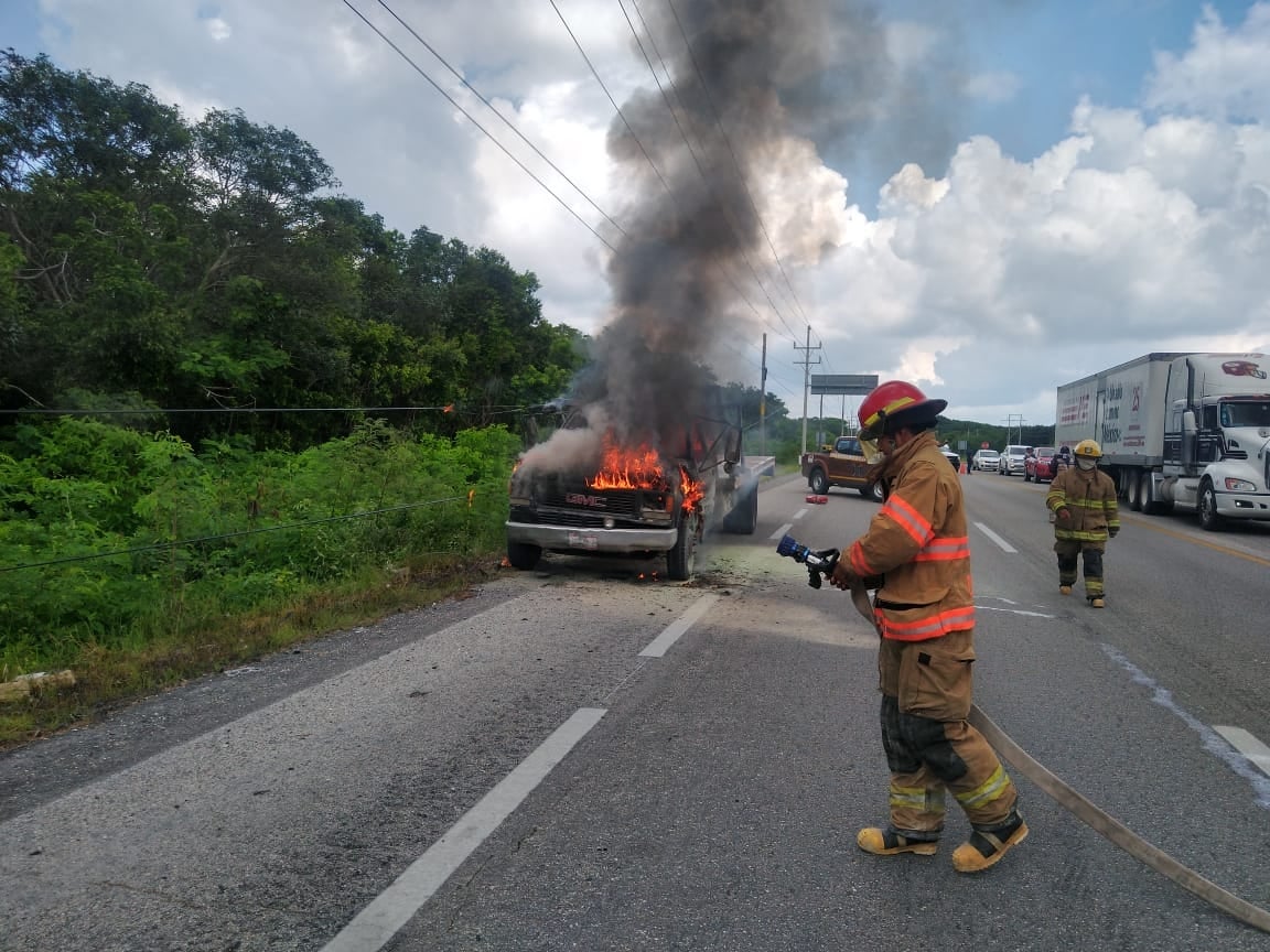 Fuego consume un camión en la carretera Tulum-Playa del Carmen