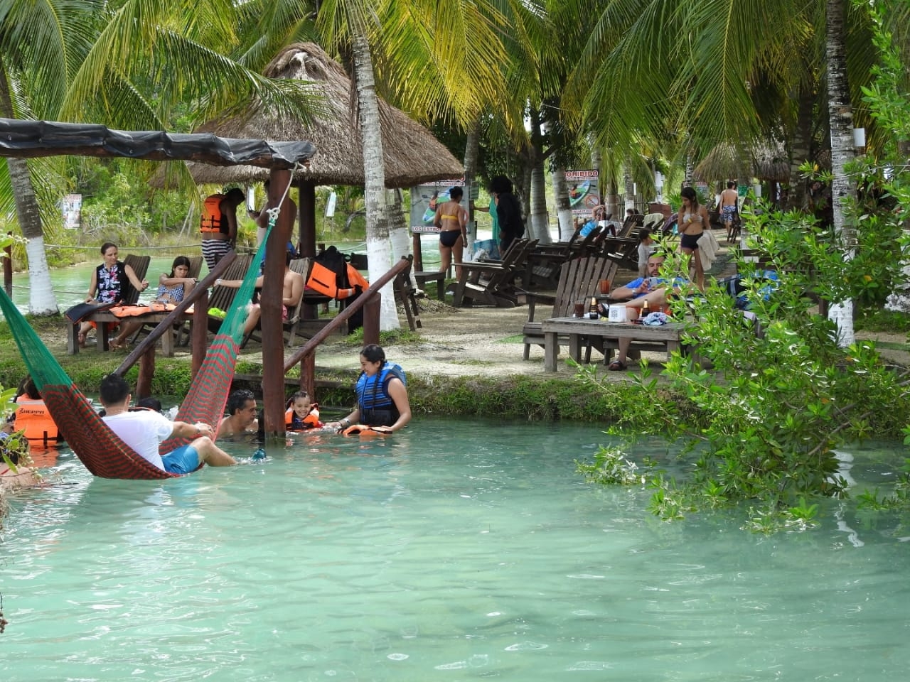 Visitantes regresan a balnearios en Bacalar