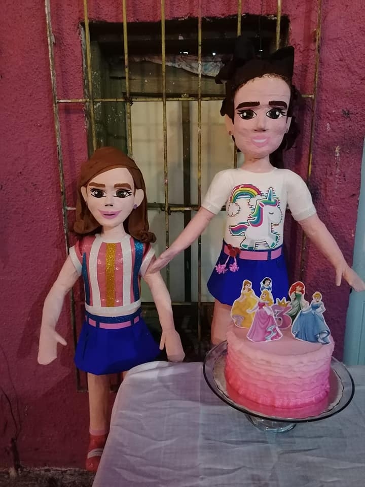 Lanzan piñatas de niñas que protagonizaron pleito viral