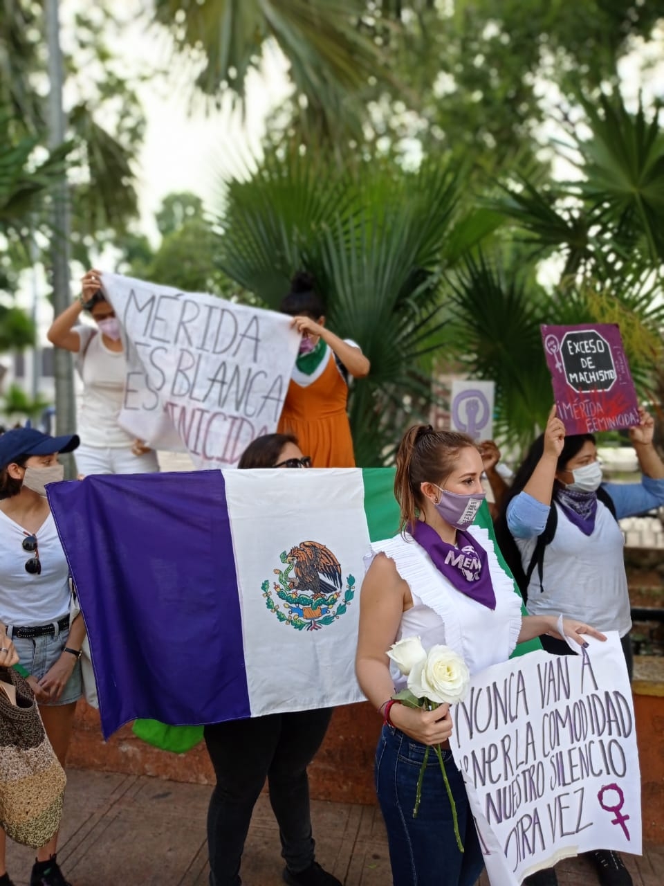 Las mujeres llevaron pancartas y flores blancas durante su manifestación. Foto: Cecilia Abreu