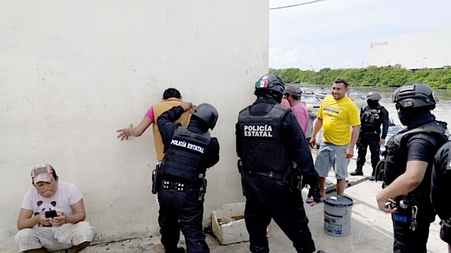 Desde hace varios días, policías realizan un operativo en los diferentes muelles de la ciudad. Foto: Dismar Herrera