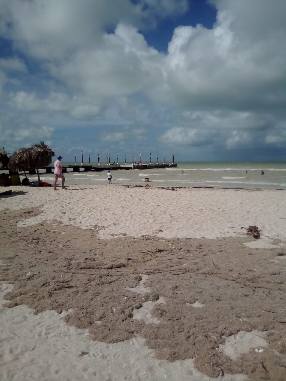 Desde el medio día se registró una buena afluencia de visitantes a las playas del municipio Foto: José Luis López