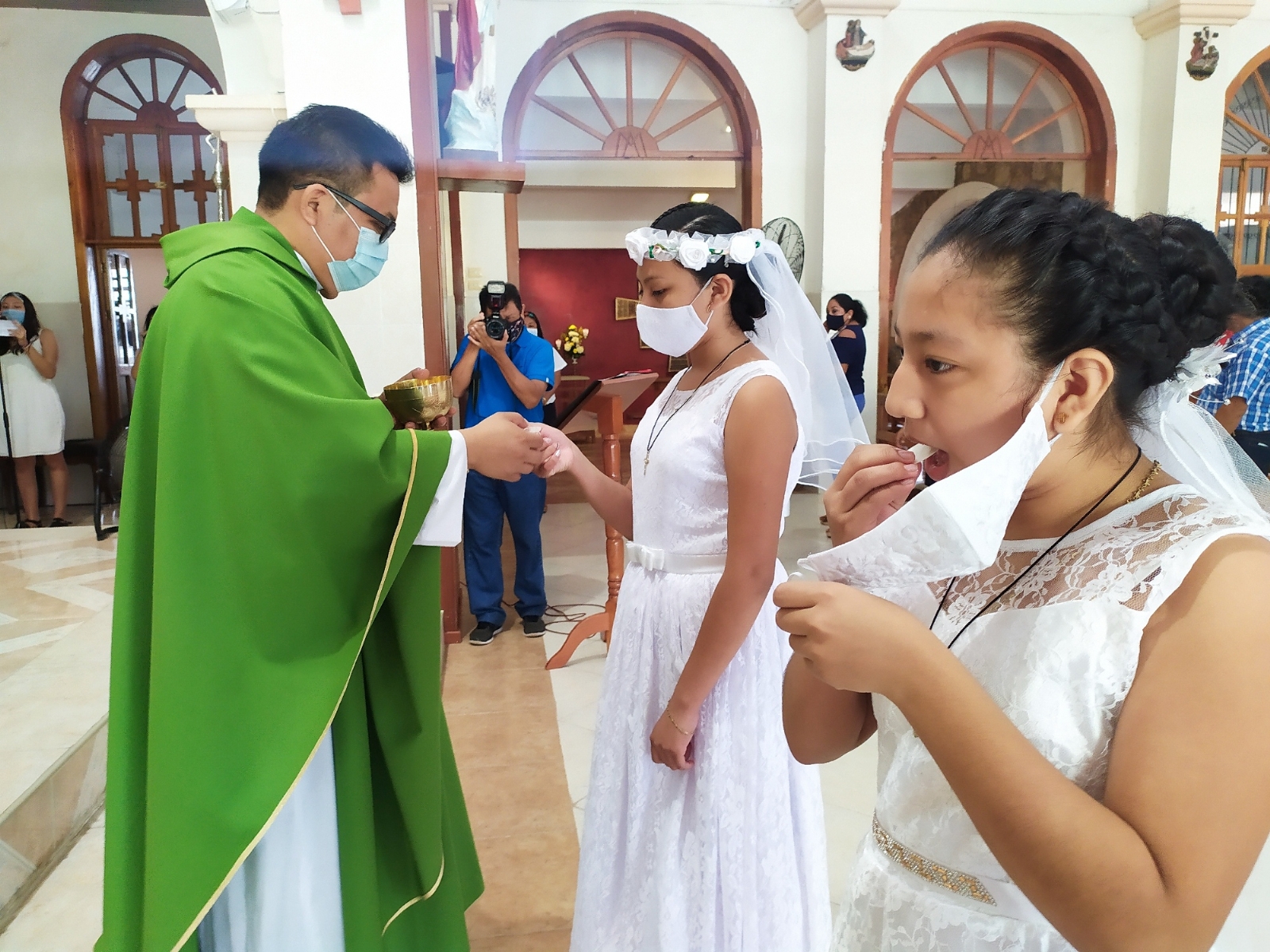 Los adolescentes que realizaron esta ceremonia respetaron el protocolo sanitario de cómo el uso del gel antibacterial. Llegaron con el sacerdote para recibir la ostia