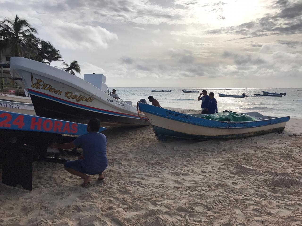 Los lancheros iniciaron con el traslado a tierra firme de las embarcaciones. Foto: Víctor Rodríguez