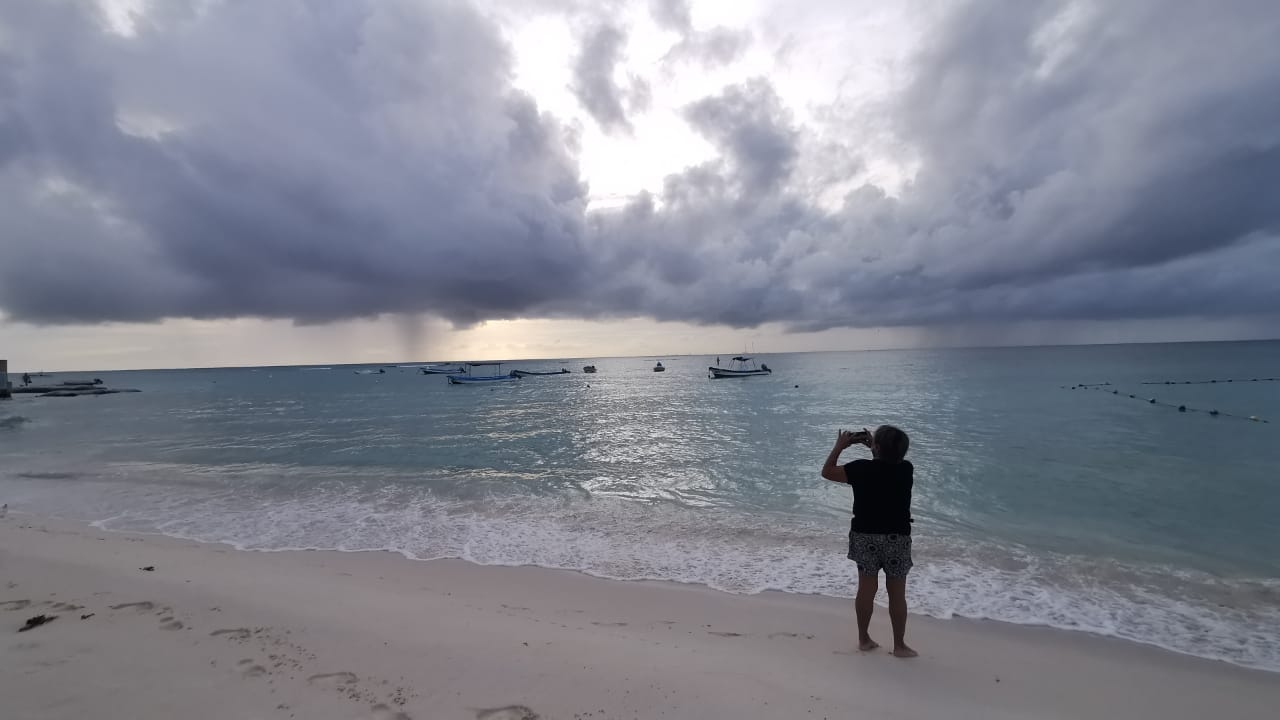 Pese a Zeta, bañistas llegan a los arenales en Playa del Carmen