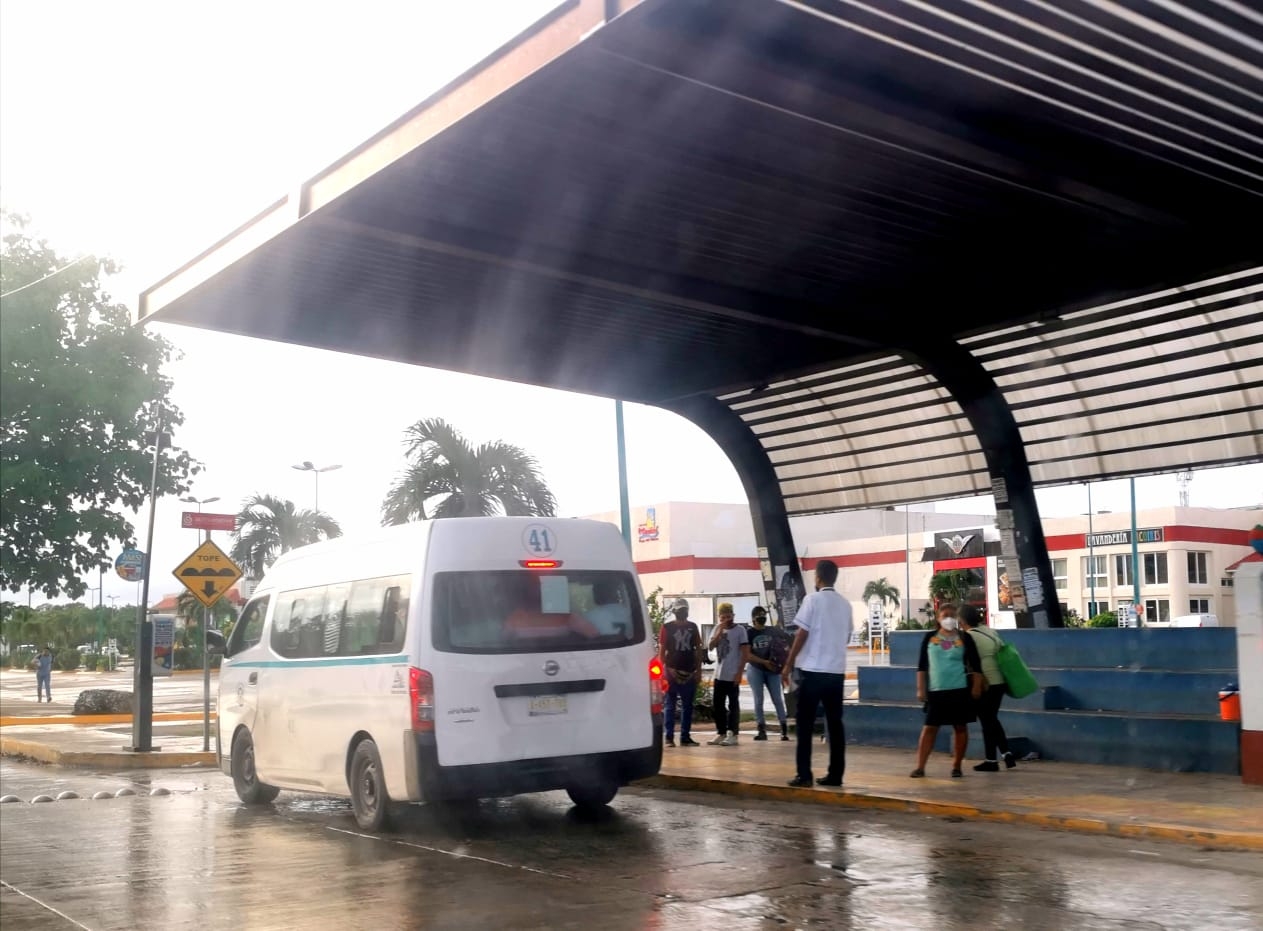 Operadores del Sindicato de Taxistas  Lázaro Cárdenas del Río recorren las calles con tal de buscar pasaje. Foto: Irelis Leal