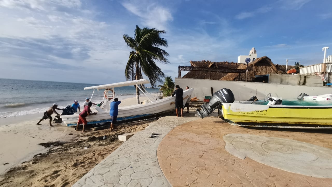 Prestadores de servicios turísticos de Puerto Morelos resguardan embarcaciones