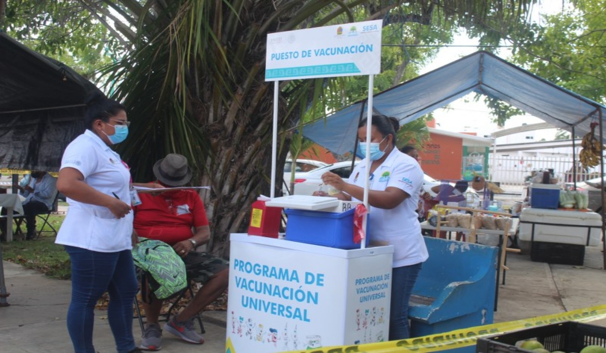 La vacunación se aplica en 184 puestos fijos y semifijos, además de los 176 centros de salud y 10 hospitales de la entidad. Foto: Manuel Collí.