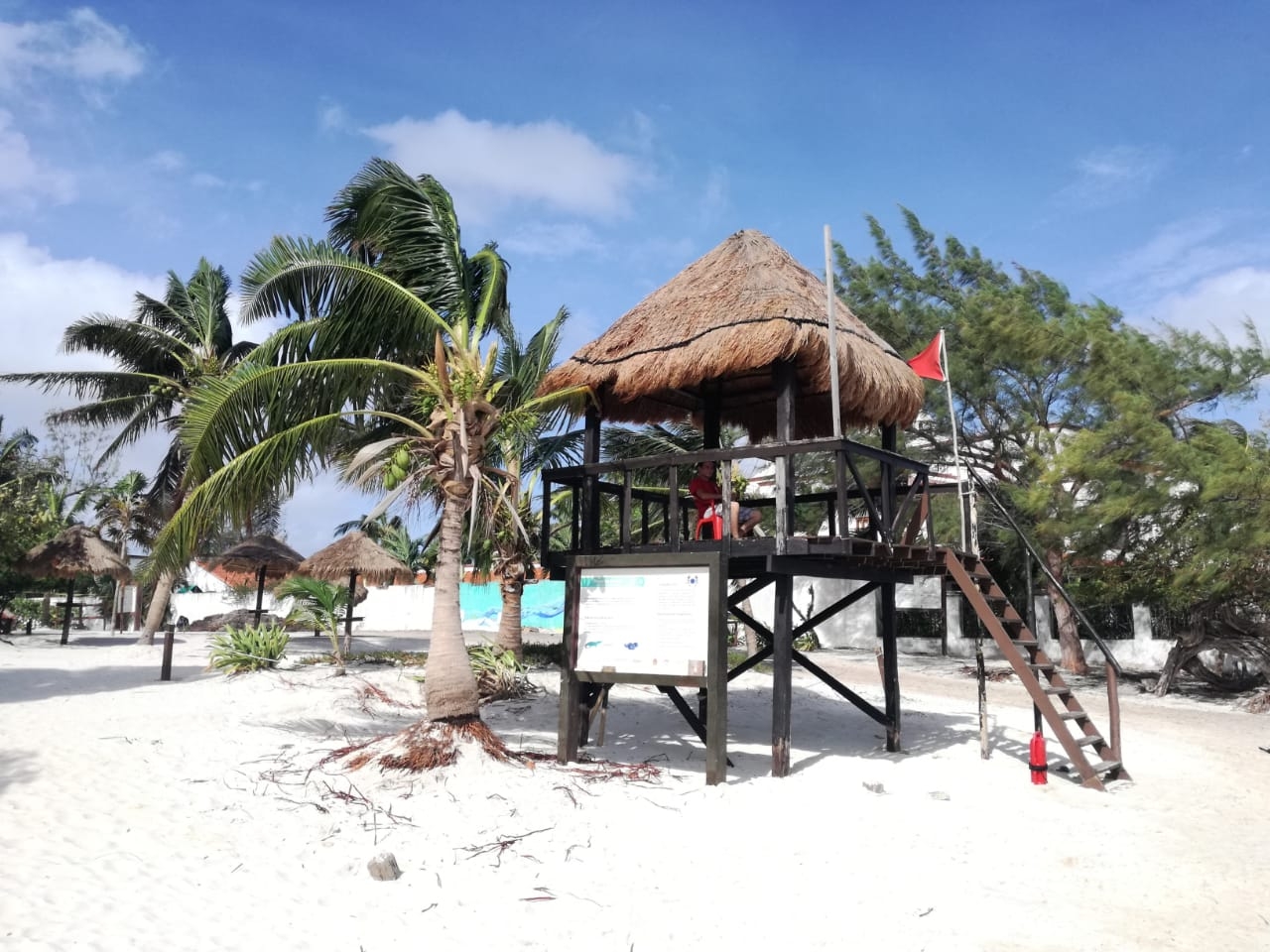 Prestadores de servicios turísticos desocupan las playas de camastros y sombrillas. Foto: Víctor Ávalos