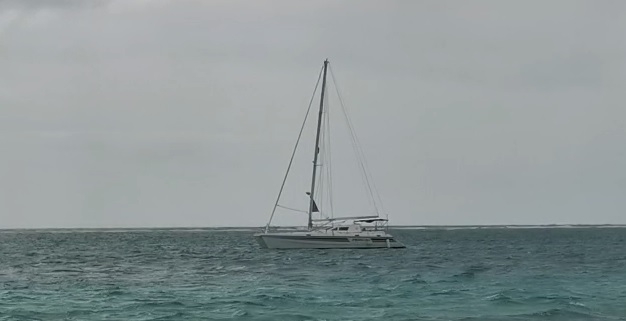 Catamarán se niega a dejar el mar de Puerto Morelos pese a Tormenta Tropical Zeta