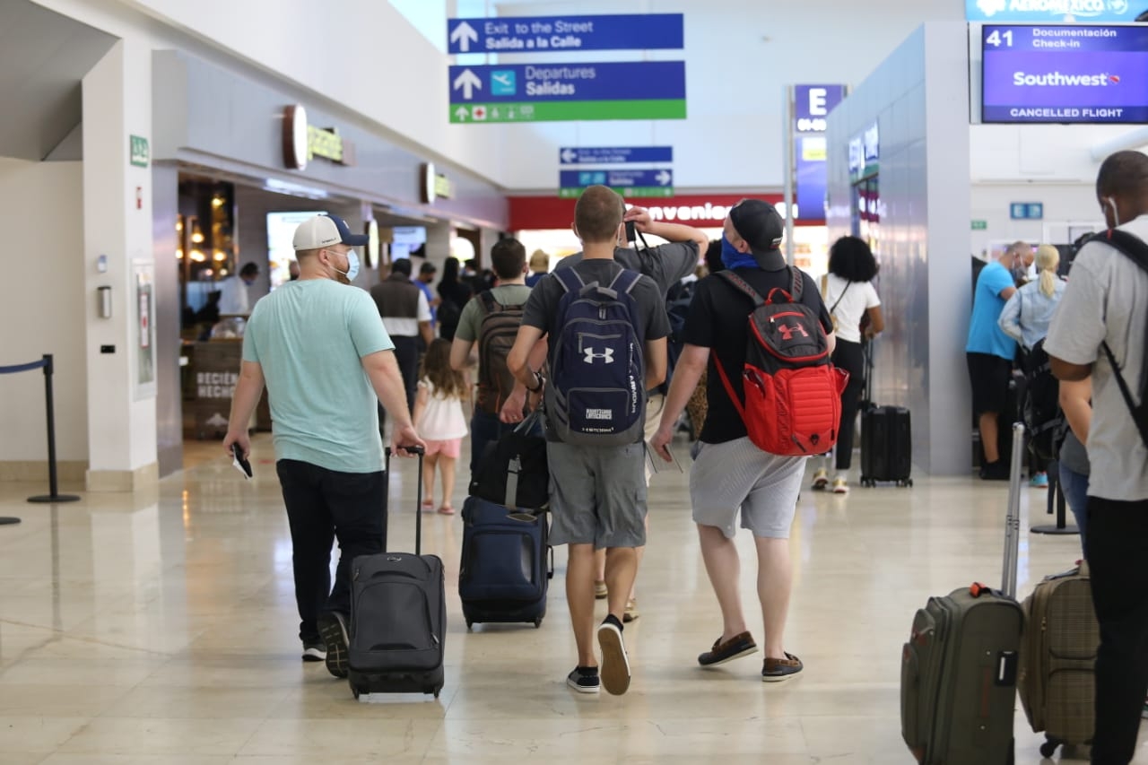 Aeropuerto de Cancún opera 269 vuelos pese a Zeta