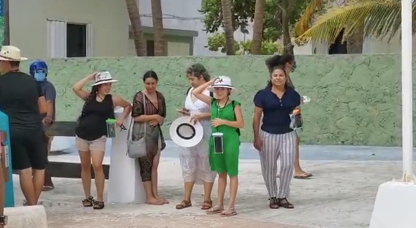 Turistas no dejan las playas en Puerto Morelos pese a Tormenta Tropical Zeta