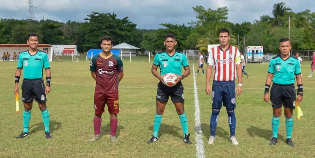 Arbitro campechano vuelve a pitar tras superar al COVID-19