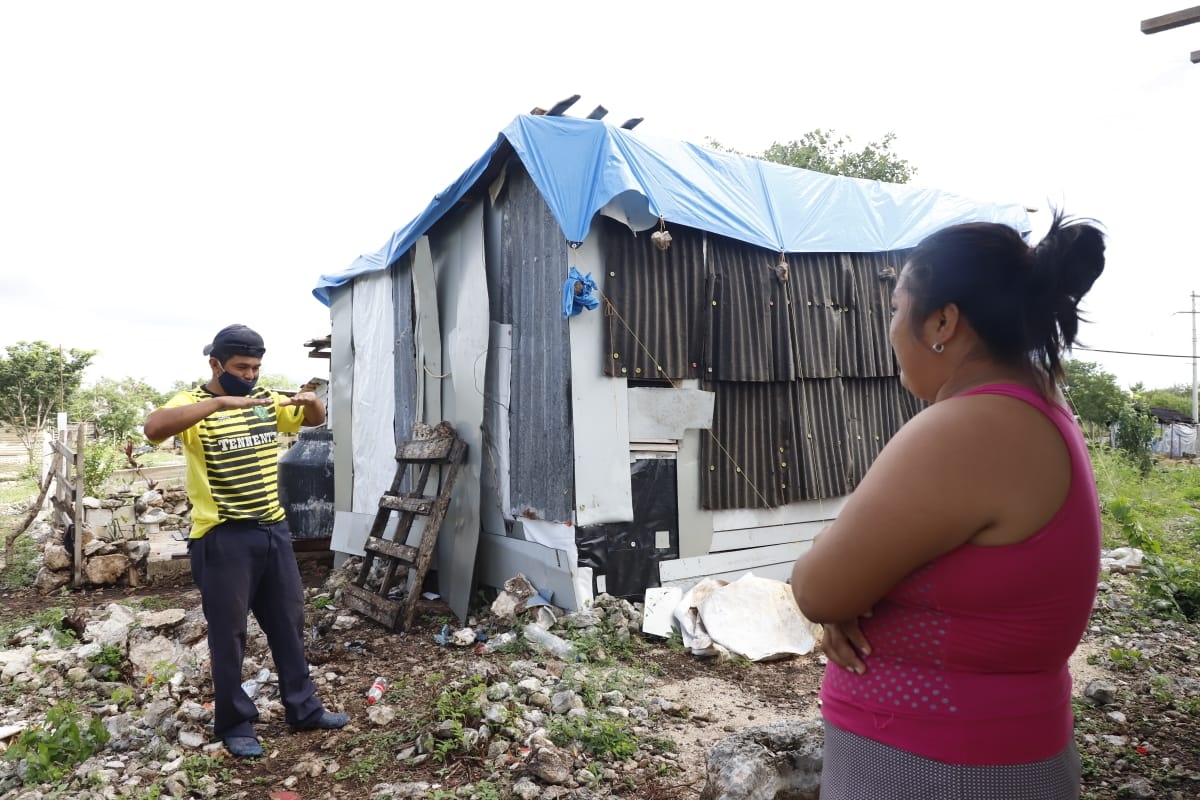 Con láminas y madera, habitantes del sur se preparan para Zeta en Mérida