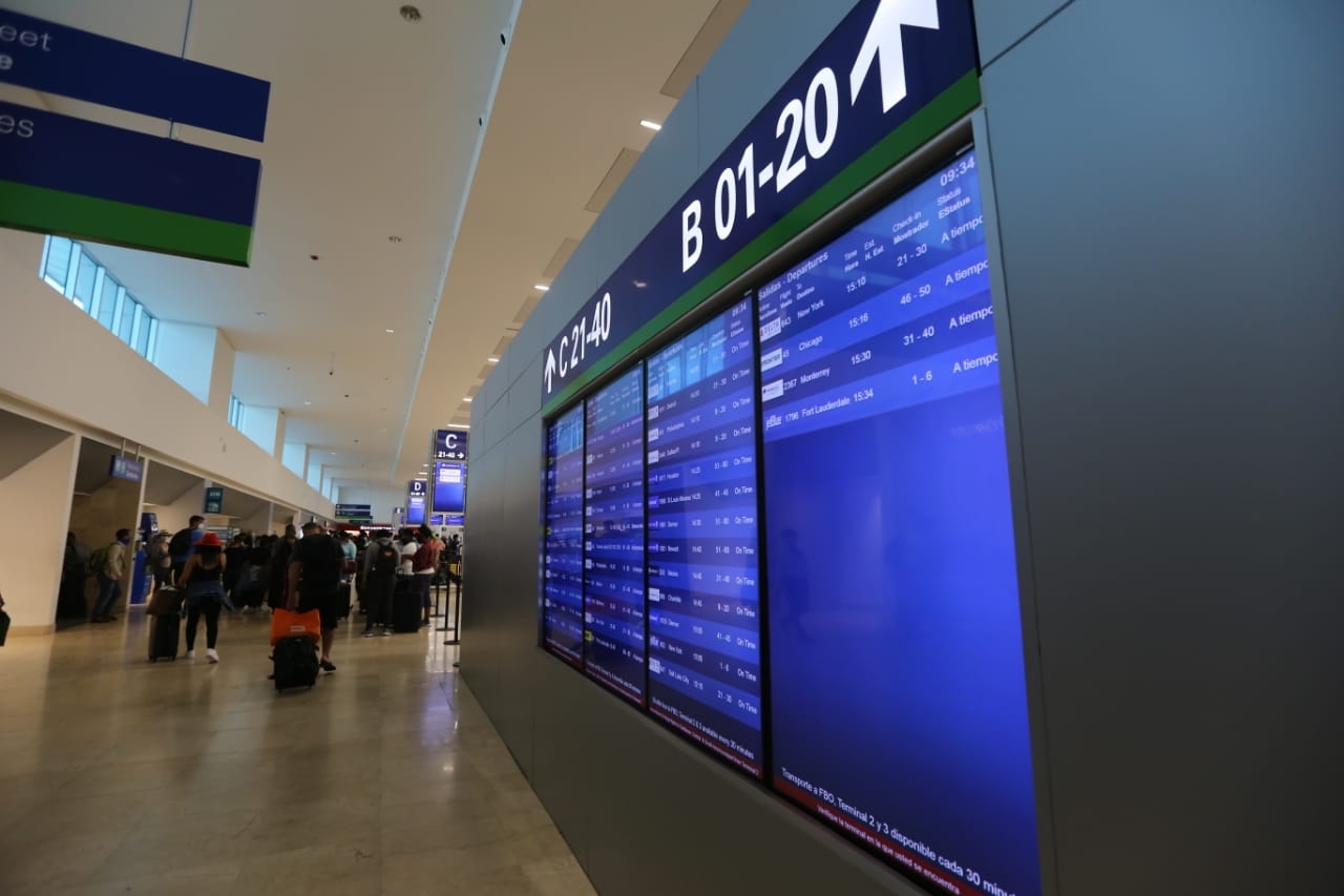 Cancelan 83 vuelos en el Aeropuerto de Cancún por el Huracán Zeta