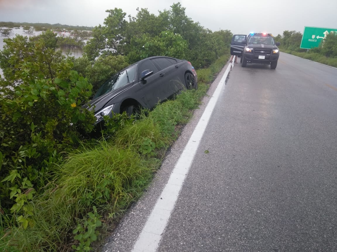 Choca su BMW contra el mangle de la carretera de Chicxulub Puerto