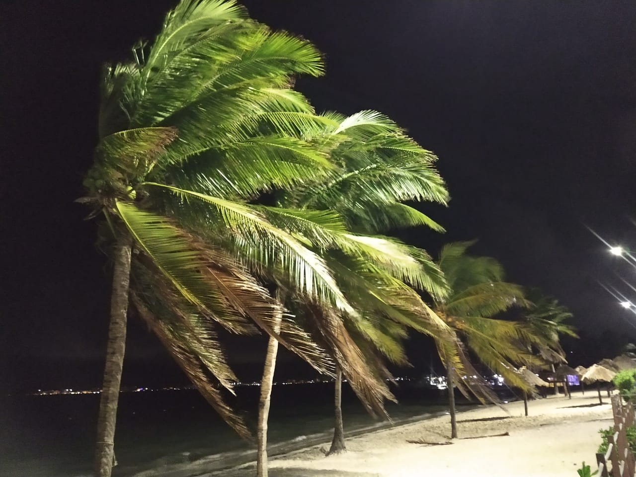 Huracán Zeta, a punto de tocar tierra en Quintana Roo