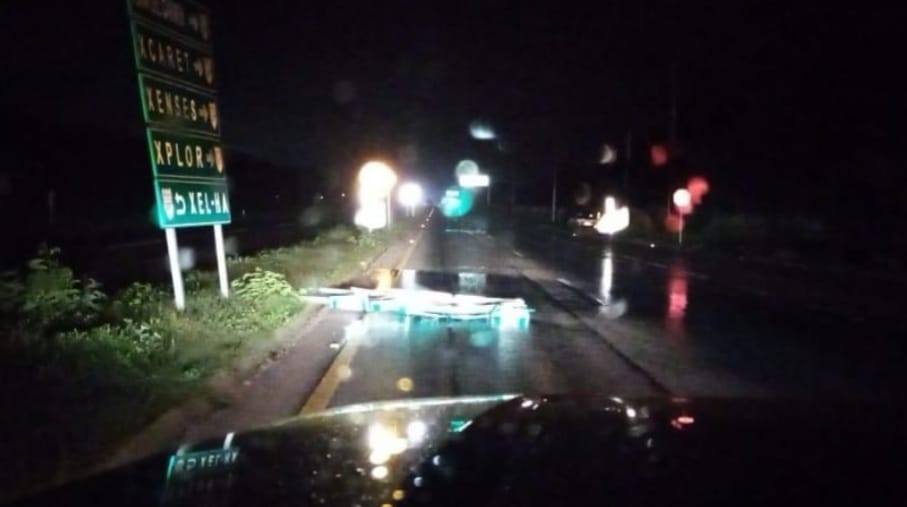 Los vientos del huracán han provocado que espectaculares y letreros se caigan en Playa del Carmen Foto: Irelis Leal