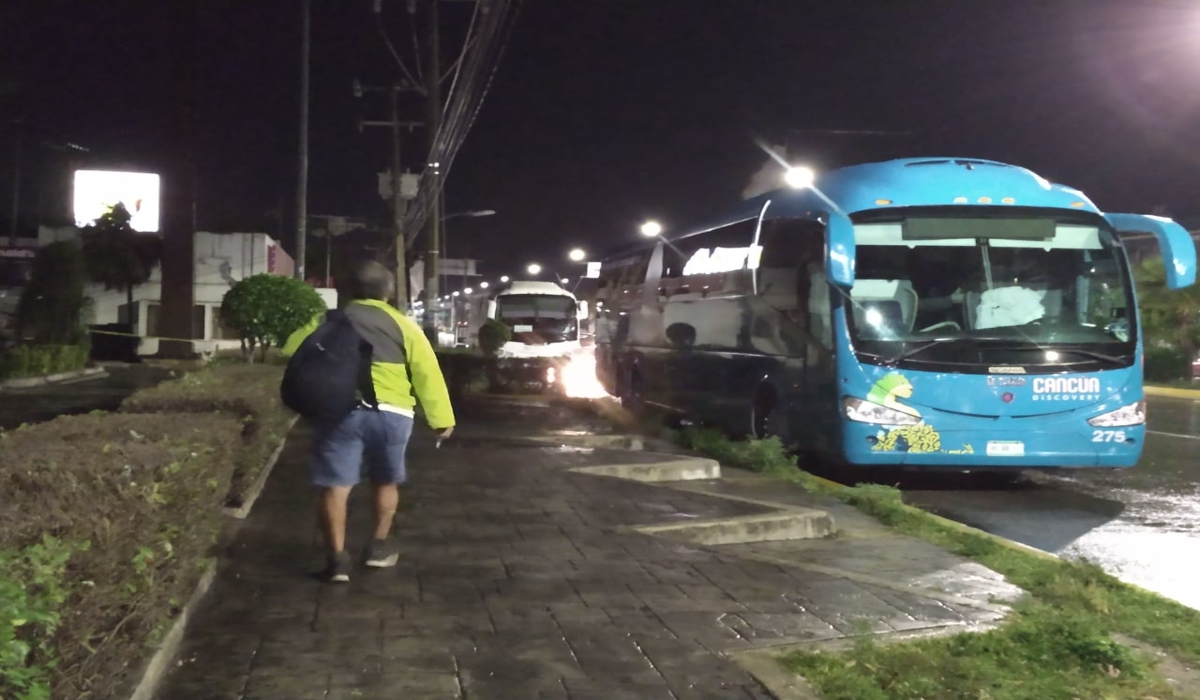 Trabajadores retoman sus labores tras el paso de Zeta por Cancún