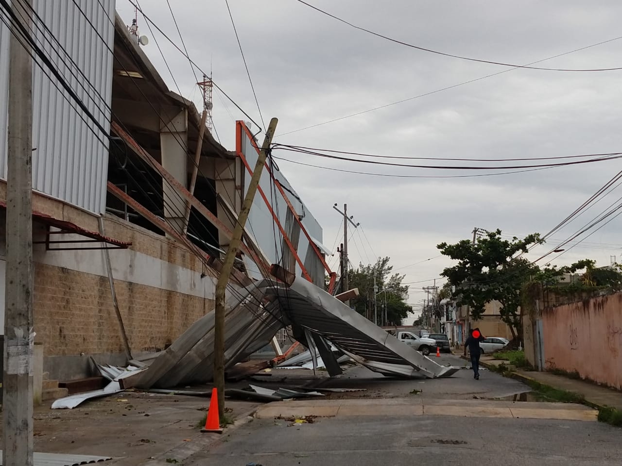 Así quedó una bodega tras el paso de Zeta por Cancún