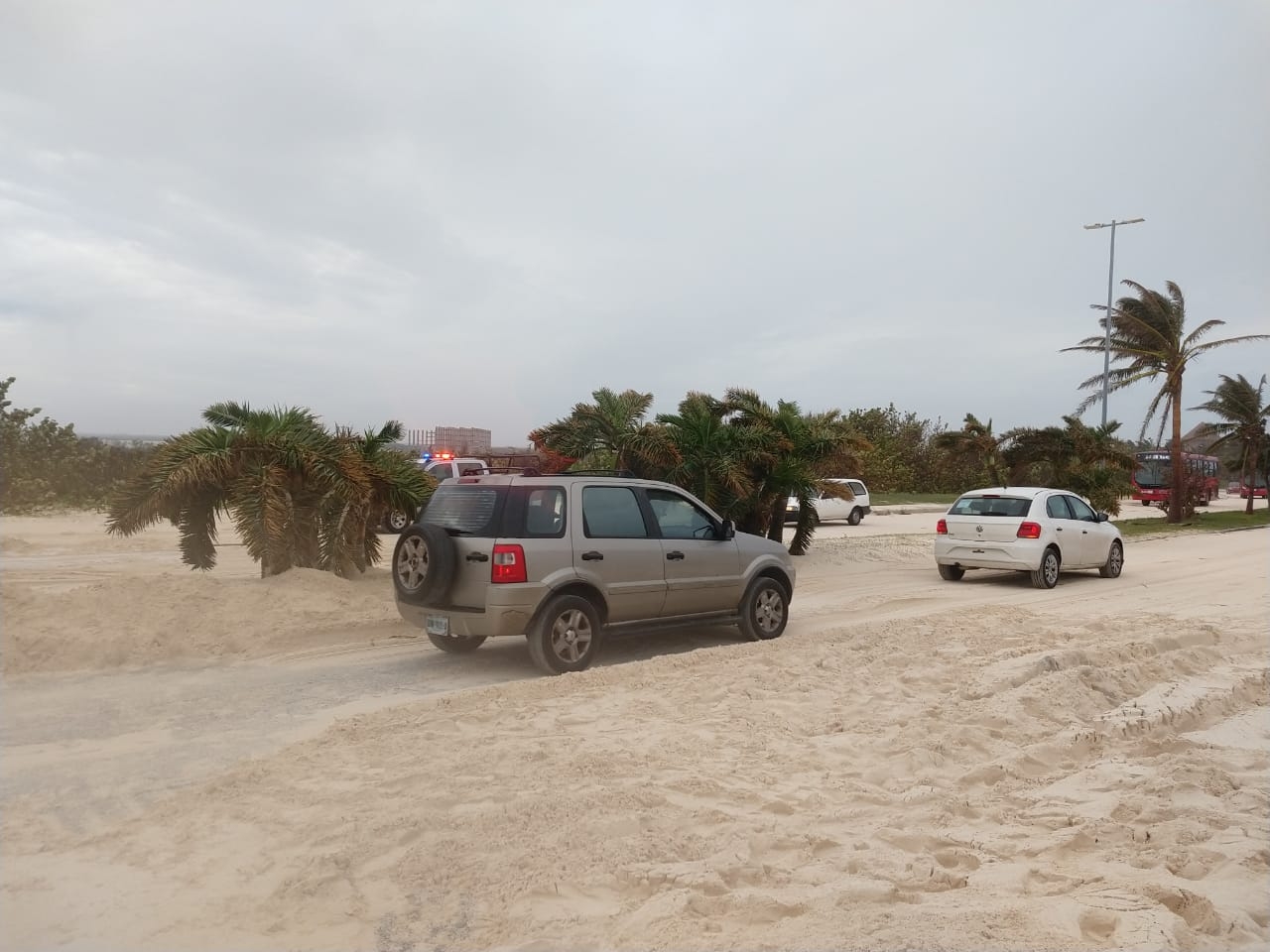 Arena de Playa Delfines cubre carretera tras paso de Zeta en Cancún