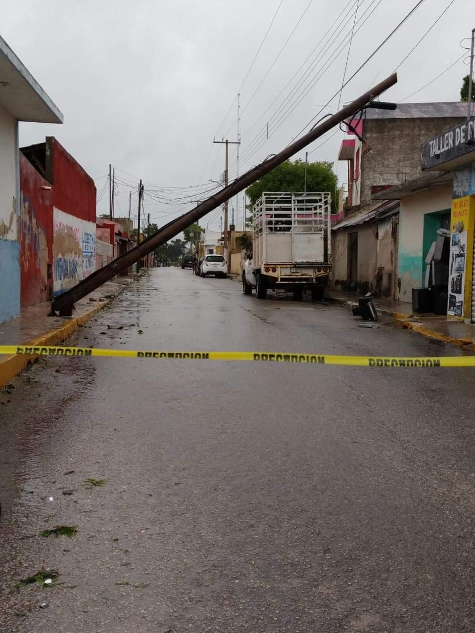 Postes de energía eléctrica y árboles caídos fue lo que dejó Zeta tras su paso. Foto: Raquel Margarita Huerta