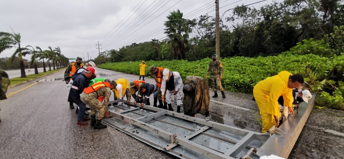 cuadrillas de la Comisión Federal de Electricidad se están dando la tarea de restaurar el servicio sobre todo en la zona de la Riviera Maya. Foto: Ramona Mora.