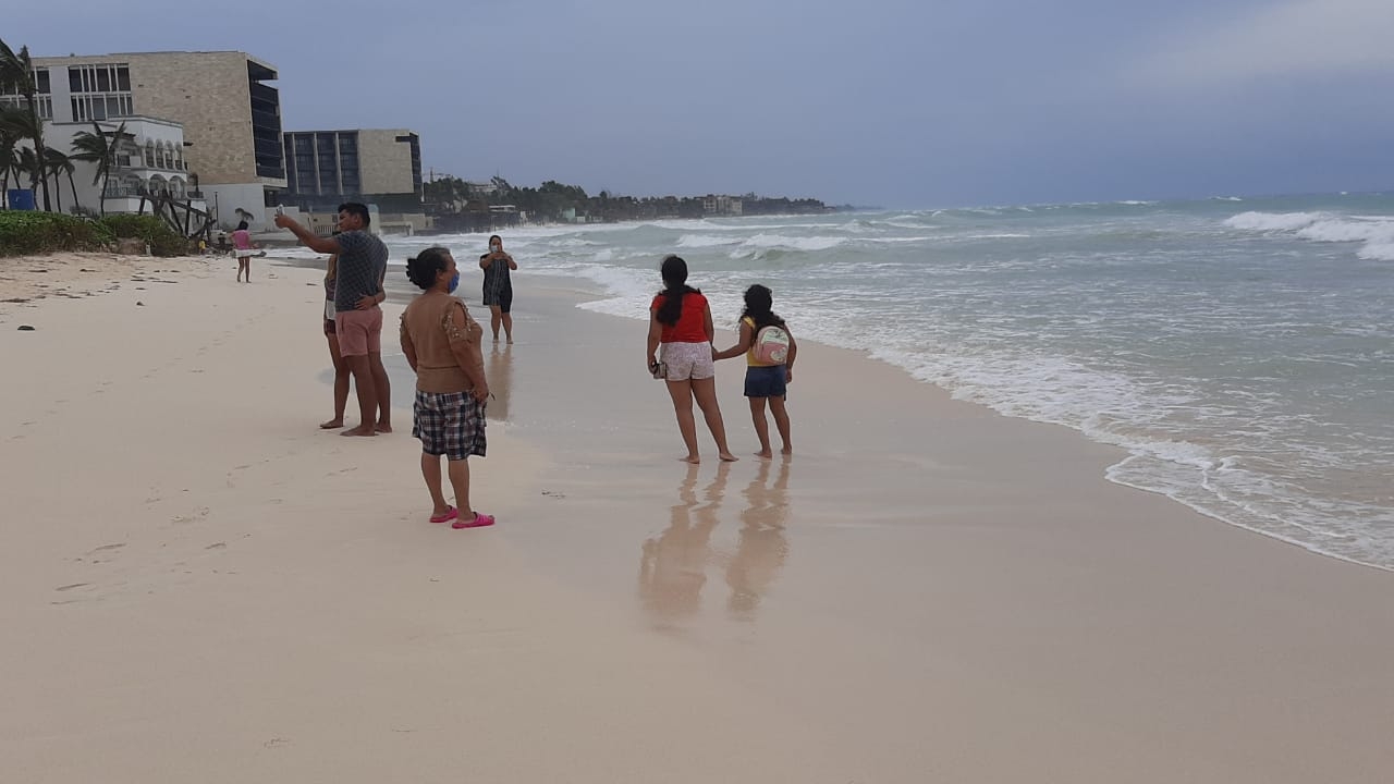 Turistas regresan a los arenales de Playa del Carmen tras el paso de Zeta