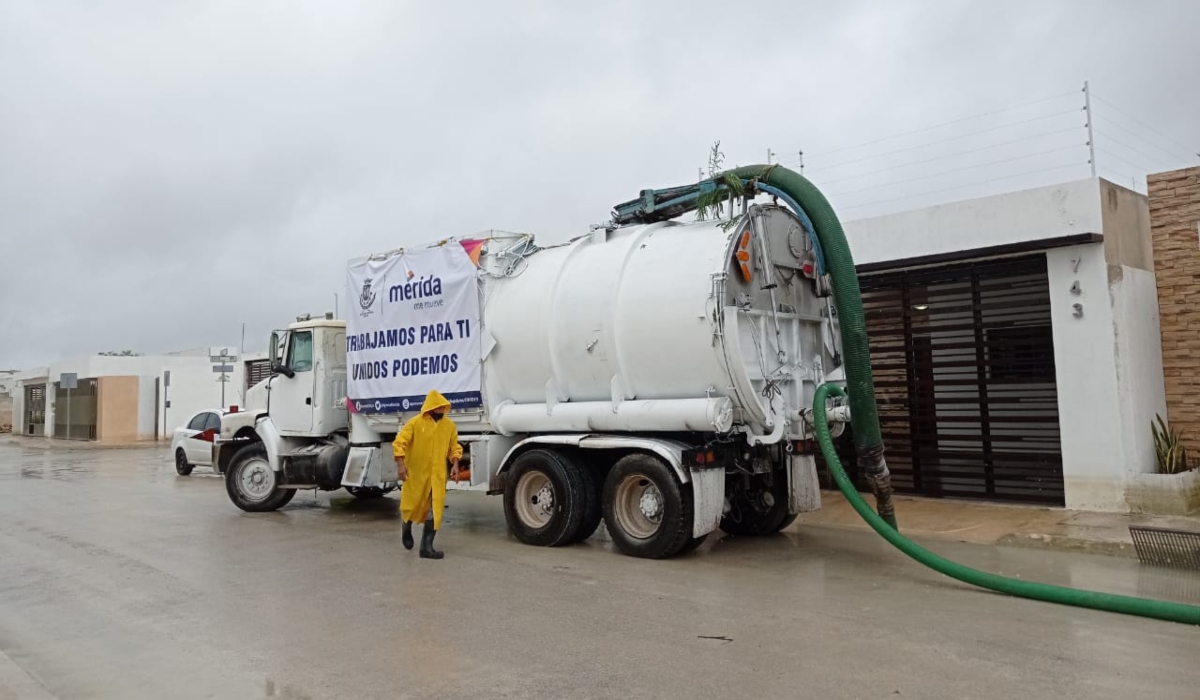 Realizan limpieza de coladeras en el Fraccionamiento Las Américas de Mérida