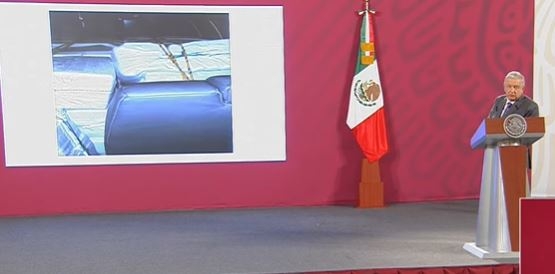 AMLO expone fotos del caso del Narcojet en Chetumal