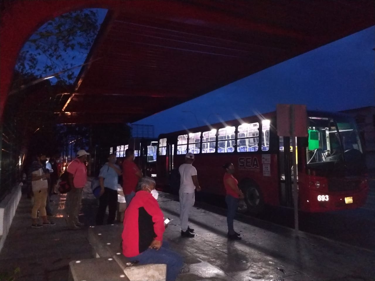 Reanudan transporte público en Cancún tras paso de Zeta