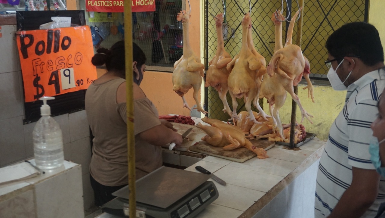 A pesar de que el precio del kilo de carne aumentó, los carniceros esperan tener una buena venta para estas fechas de fieles difuntos Foto: Lucio Blanco