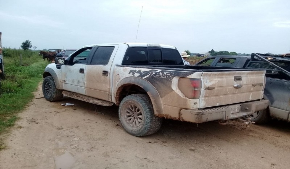 Una Ford Raptor contenía púas con cadenas, cubetas con estopas y un bidón con acelerante. Foto: Por Esto!.